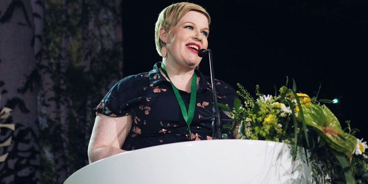 annika saarikko pituus ja paino